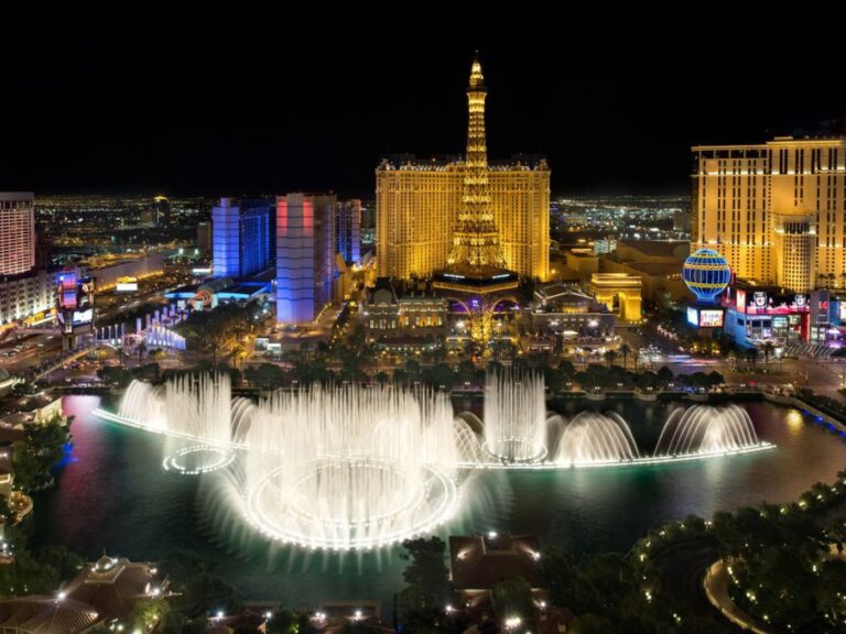 Watching The Bellagio Fountain Show