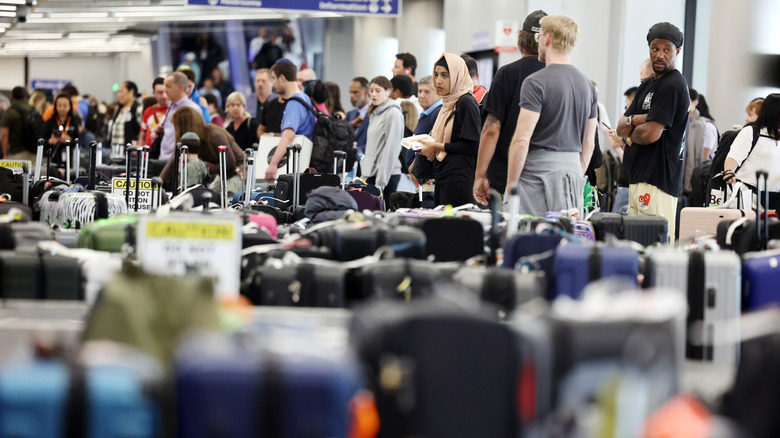 Navigating a Busy Airport Without Headaches During the Holidays